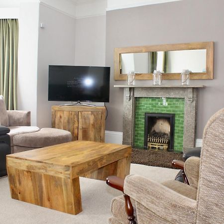 Tidesreach Filey, Sleeps 13, Close To Beach Екстериор снимка