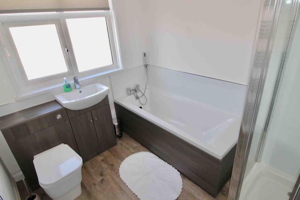 Tidesreach Filey, Sleeps 13, Close To Beach Екстериор снимка