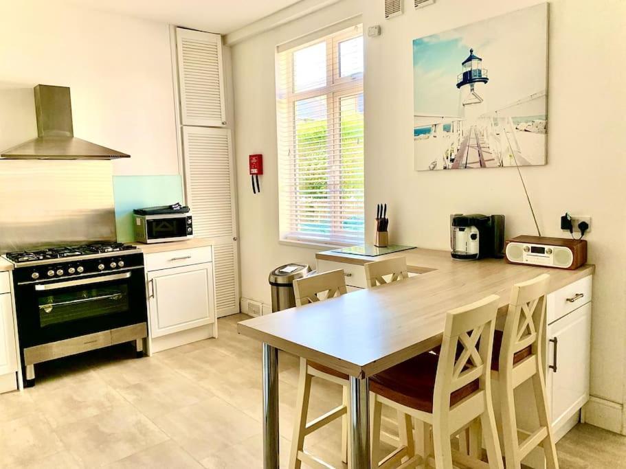 Tidesreach Filey, Sleeps 13, Close To Beach Екстериор снимка