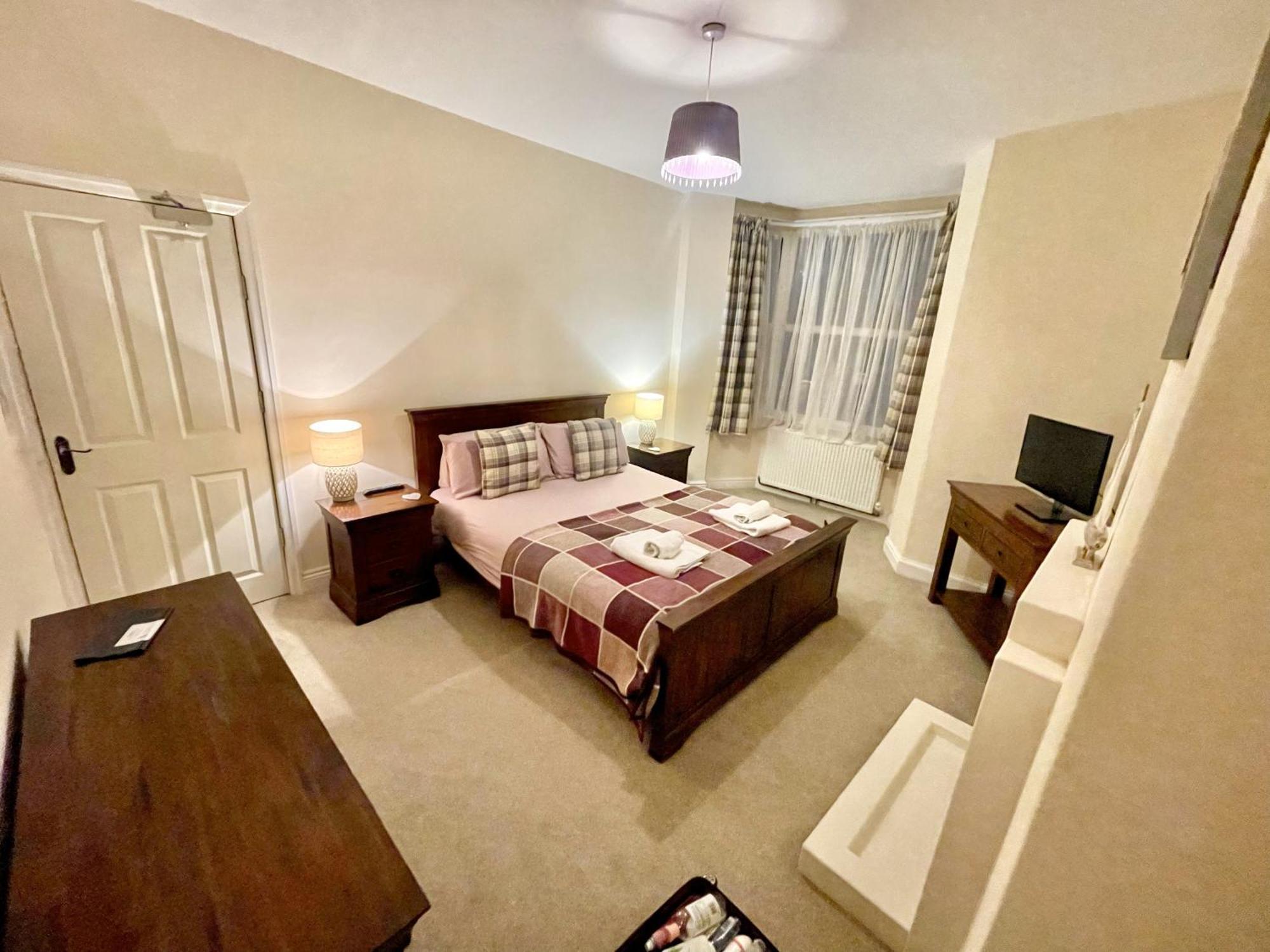 Tidesreach Filey, Sleeps 13, Close To Beach Екстериор снимка