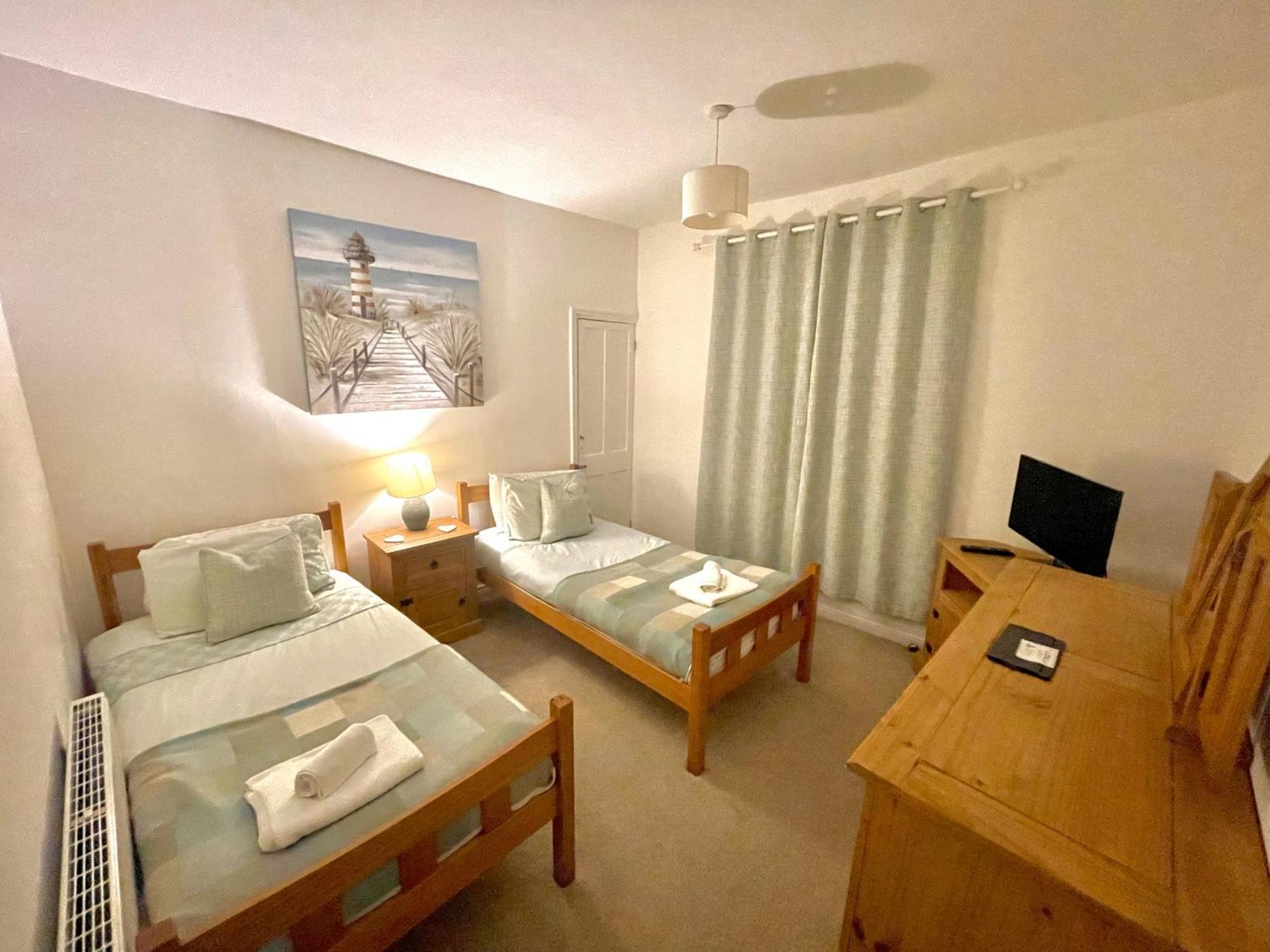 Tidesreach Filey, Sleeps 13, Close To Beach Екстериор снимка